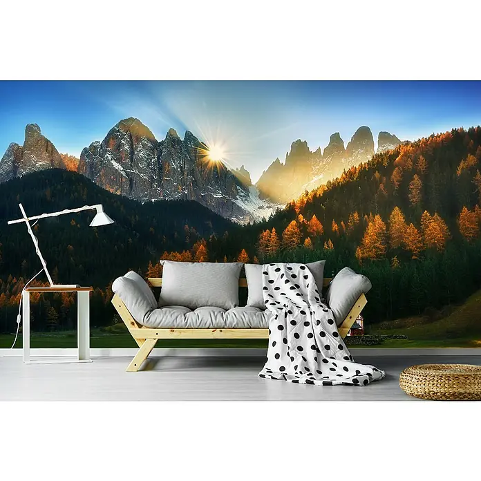 Papermoon Premium collection Fototapete Santa Maddalena - B x H: 200 x 149 cm, Vlies - Wohnzimmer-Szene mit einer Couch, einer Lampe und einem Hocker, die ein gemütliches Ambiente vor einer Bergkulisse schaffen.