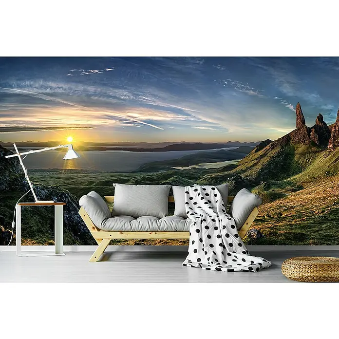 Papermoon Premium collection Fototapete Alter Mann von Storr - B x H: 250 x 186 cm, Vlies - Einrichtung mit einer hellen Holzcouch mit Kissen und einer schwarz-weißen Decke. Eine Lampe und ein Hocker ergänzen die gemütliche Szene vor einer Landschaftstapete.