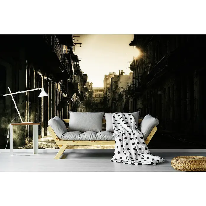Papermoon Premium collection Fototapete Mystischer Morgen in Havanna - B x H: 250 x 186 cm, Vlies - Möbelarrangement mit modernem Beistelltisch, hellem Holzsofa mit grauen Kissen und einer weißen Decke mit schwarzen Punkten, vor einer Fototapete.