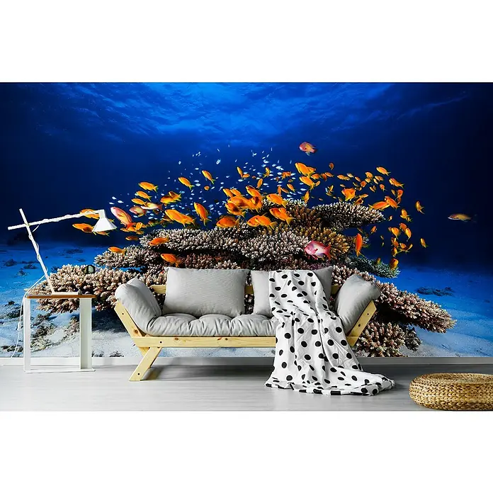 Papermoon Premium collection Fototapete Meeresleben - B x H: 250 x 186 cm, Vlies - Zimmer mit Sofa, Lampe und Hocker vor einer Fototapete mit Unterwassermotiv, die eine entspannende Atmosphäre schafft.