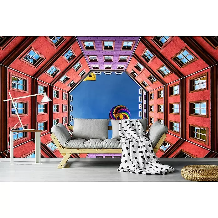 Papermoon Premium collection Fototapete Formen Innenhof - B x H: 450 x 280 cm, Vlies - Holzsofa mit grauen Kissen und schwarz-weiß gepunkteter Decke, in einem Raum mit lebendigem Wandbild. Wird als Sitzgelegenheit genutzt.