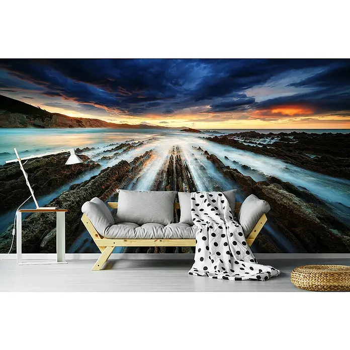 Papermoon Premium collection Fototapete Zumaia Flysch - B x H: 250 x 186 cm, Vlies - Wohnzimmer mit stylischem Wandbild eines Küstenstreifens bei Sonnenuntergang, einladendem Sofa und dekorativer Lampe für gemütliche Stunden.