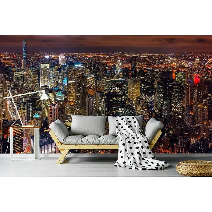 Papermoon Premium collection Fototapete Nachtleben - B x H: 200 x 149 cm, Vlies - Ein Wohnzimmer mit einer Fototapete von New York bei Nacht, mit einem schlichten Sofa und einem Beistelltisch mit Lampe.