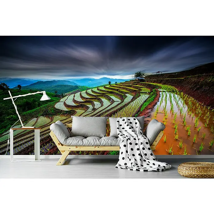 Papermoon Premium collection Fototapete Unsichtbares Reisfeld - B x H: 250 x 186 cm, Vlies - Ein gemütliches Wohnzimmer mit einer Fototapete von Reisterrassen, einem hellen Sofa und einer modernen Stehlampe.