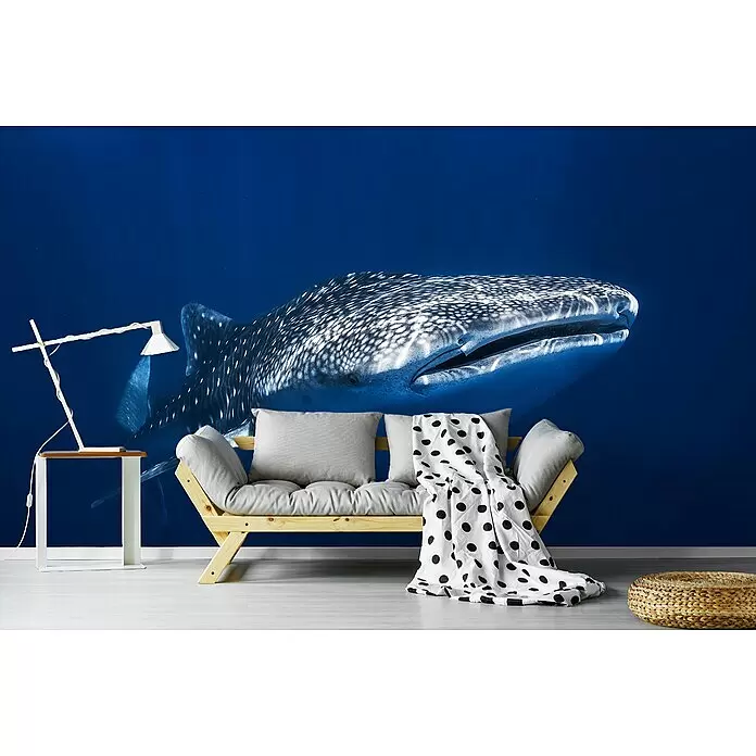 Papermoon Premium collection Fototapete Walhai - B x H: 250 x 186 cm, Vlies - Hölzernes Futonsofa mit hellgrauen Kissen und einer gepunkteten Decke, in einem modernen Raum mit Walhai-Wandbild.