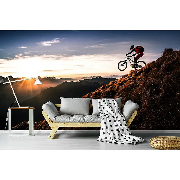 Papermoon Premium collection Fototapete Lebe das Abenteuer - B x H: 350 x 260 cm, Vlies - Moderne Wandgestaltung mit einer Fototapete, die einen Mountainbiker in den Bergen zeigt. Einrichtung mit Sofa, Tischlampe und Hocker.