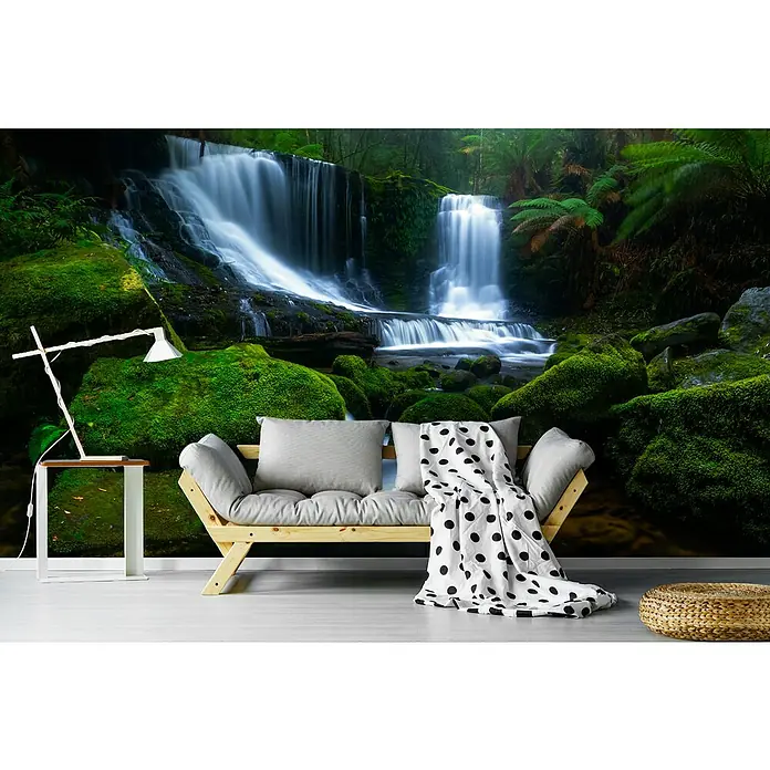 Papermoon Premium collection Fototapete Hallo Horseshö. - B x H: 400 x 260 cm, Vlies - Wandbild mit Wasserfall-Motiv, das eine entspannende Atmosphäre im Raum schafft. Das Bild zeigt einen stilvollen Raum mit Sofa und Beistelltisch.