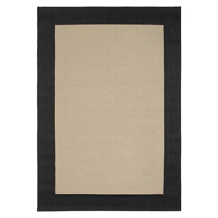 Outdoor-Teppich Bora - Beige, 170 x 120 cm, 100 % Polypropylen - Beige gewebter Teppich mit einem breiten, dunklen Rand, der einen eleganten Kontrast bietet und die Textur hervorhebt.