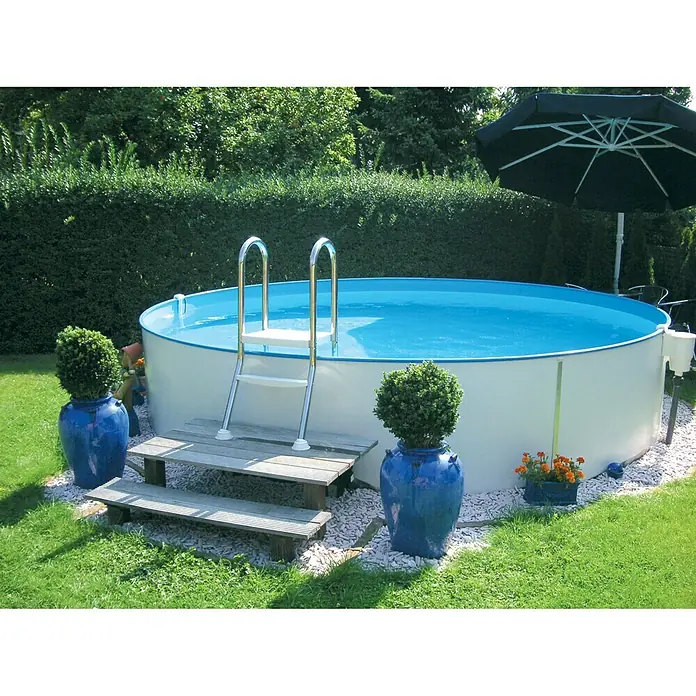 myPool Premium Stahlwand-Pool RundbeckenØ x H: 250 x 120 cm, Weiß, 5.000 l - Ein runder Aufstellpool mit Leiter und Holztreppe in einem Garten. Der Pool lädt zum Schwimmen ein.