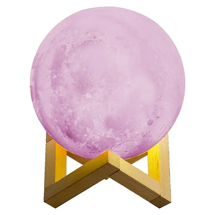 Voltomat Tischleuchte Luna - 15 W, Weiß, RGB - Nahaufnahme einer dekorativen, rosa Mondlampe auf einem Holzständer, die eine warme und stimmungsvolle Beleuchtung erzeugt.