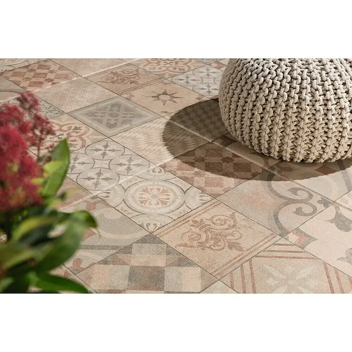 EHL Terrassenplatte Mosaik Salihari60 x 60 x 3,2 cm, Arabica, Beton - Bodenansicht mit Dekorative Fliesen und Strickhocker, die ein Gefühl von Komfort und Stil vermitteln. Perfekt für ein gemütliches Interieur.