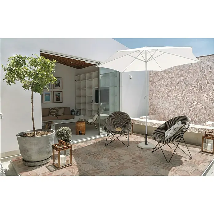 EHL Terrassenplatte Mosaik Salihari60 x 60 x 3,2 cm, Arabica, Beton - Einladende Terrasse mit gemütlichen Rattansesseln, einem Sonnenschirm und dekorativen Laternen, die eine entspannte Atmosphäre schaffen.
