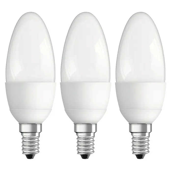 Osram LED-Lampen Set Kerzenform E14 matt - E14, Warmweiß, 470 lm, 5,3 W, 3 Stk. - Nahaufnahme von drei LED-Kerzenlampen mit E14-Sockel vor schwarzem Hintergrund. Energiesparende Beleuchtung für Ihr Zuhause.