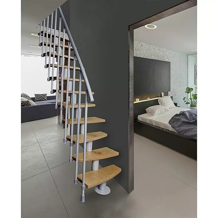 Atrium Raumspartreppe Mini Plus Vertical - Farbton Metall: RAL 9006, Breite: 60 cm, Buche, Geschosshöhe: 222 cm - 300 cm - Moderne Modultreppe mit Holzstufen und hellgrauen Metallgeländern, aufsteigend in einem modernen Wohnraum.