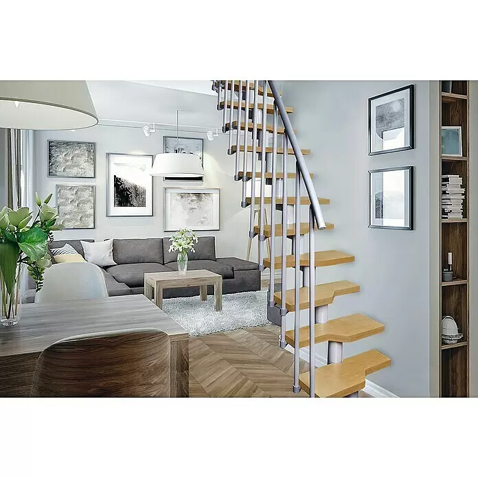 Atrium Raumspartreppe Mini Vertical - Farbton Metall: RAL 9006, Breite: 60 cm, Buche, Geschosshöhe: 222 cm - 300 cm - Moderne Wendeltreppe mit hellen Holzstufen und silbernen Metallgeländern, integriert in ein stilvolles Wohnzimmer mit Sofa und Essbereich.
