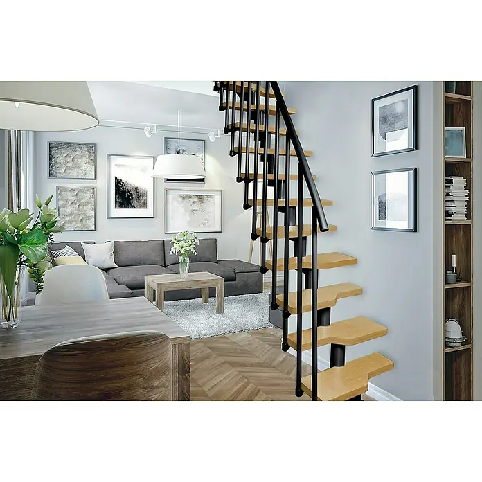 Atrium Raumspartreppe Mini Vertical - Farbton Metall: RAL 9005, Breite: 60 cm, Buche, Geschosshöhe: 222 cm - 300 cm - Eine moderne Raumansicht mit einer eleganten Holztreppe, die sich an einer hellen Wand emporwindet, ergänzt durch stilvolle Möbel und Dekorationen.