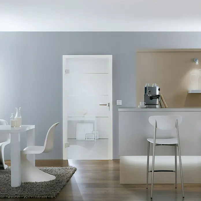 Diamond Doors Glasdrehtür Lines Positiv - 709 x 1.972 mm, DIN Links, Einscheibensicherheitsglas (ESG) - Elegantes Interieur mit einer modernen, weißen Glastür, die den Raum aufhellt und ihm eine stilvolle Note verleiht.