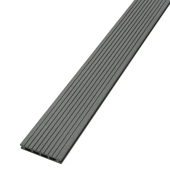 WPC-Terrassendiele Dark Grey - 300 x 13,5 x 2,1 cm, Dunkelgrau - Das Bild zeigt eine graue, geriffelte Terrassendiele mit Hohlkammern, die sich diagonal über einen schwarzen Hintergrund erstreckt.