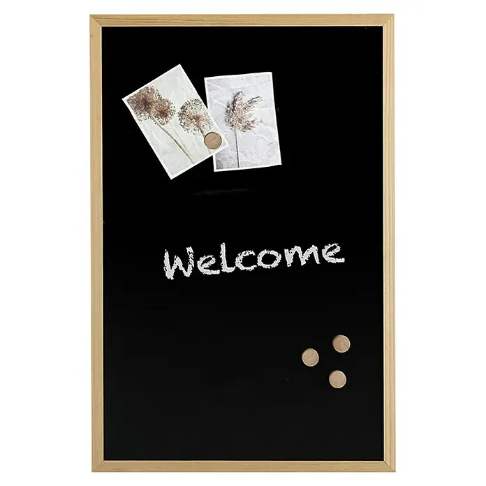 Zeller Present Magnettafel Kreidetafel - 40 cm x 60 mm, Natur/Schwarz - Eine hölzerne Tafel mit der Aufschrift "Willkommen", dekoriert mit Fotos und Reißnägeln. Die Tafel hat einen hellen Holzrahmen.