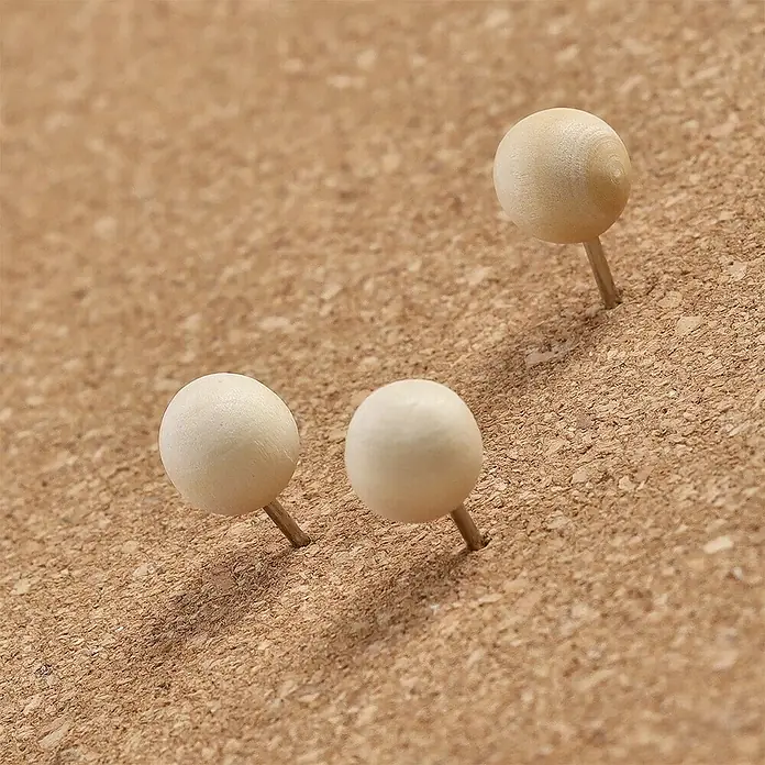 Zeller Present Push-Pins - 25 Stk., Holz - Drei Reißnägel mit Holzkugelköpfen stecken in einer Korkplatte. Die Reißnägel sind auf dem Korkboard befestigt.