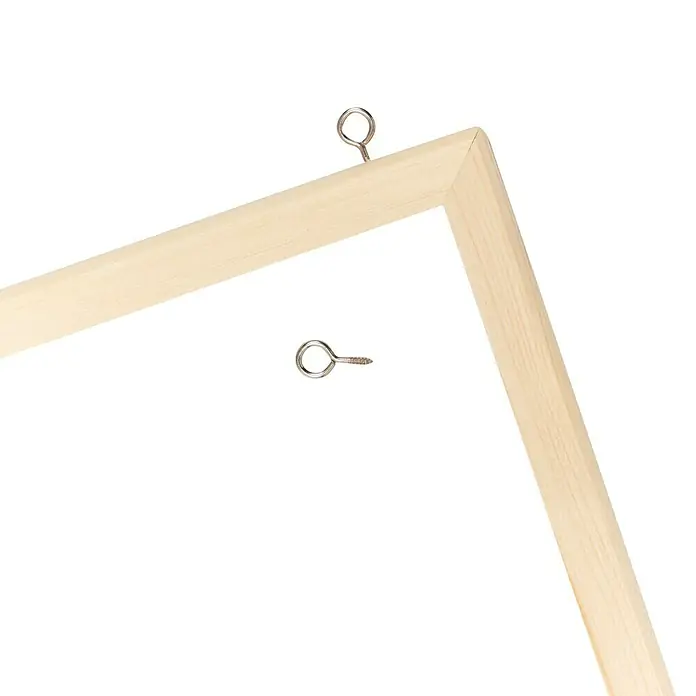 Zeller Present Magnet-Schreibtafel - 20 x 60 cm, Natur - Nahaufnahme eines Holzrahmens mit zwei Schraubhaken. Perfekt zum Aufhängen von Stickarbeiten oder kleinen Bildern und ist vielseitig einsetzbar.