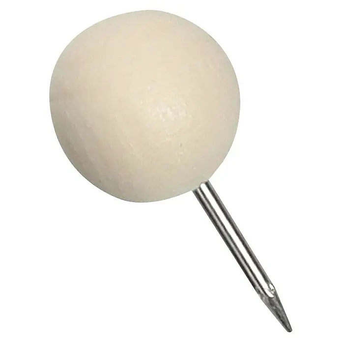 Zeller Present Push-Pins - 25 Stk., Holz - Nahaufnahme einer Stecknadel mit rundem, elfenbeinfarbenem Kopf und glänzendem, silbernem Metallschaft auf schwarzem Hintergrund.