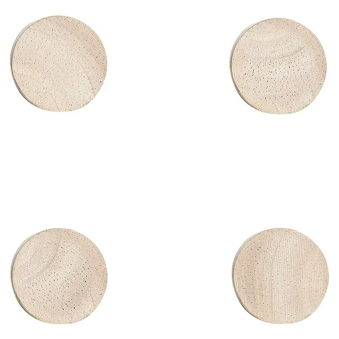 Zeller Present Magnet-Set Wood - 4 Stk., Natur, Holz - Nahaufnahme von vier runden, hellen Holzscheiben mit einer feinen Maserung auf schwarzem Hintergrund.