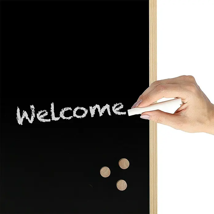 Zeller Present Magnettafel Kreidetafel - 40 cm x 60 mm, Natur/Schwarz - Nahaufnahme einer Tafel mit dem Wort "Willkommen" und einer Hand, die mit Kreide darauf schreibt.