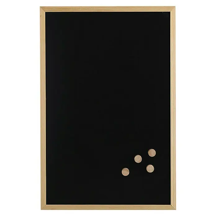 Zeller Present Magnettafel Kreidetafel - 40 cm x 60 mm, Natur/Schwarz - Nahaufnahme einer schwarzen Magnettafel mit hellem Holzrahmen und runden Magneten in der unteren rechten Ecke.
