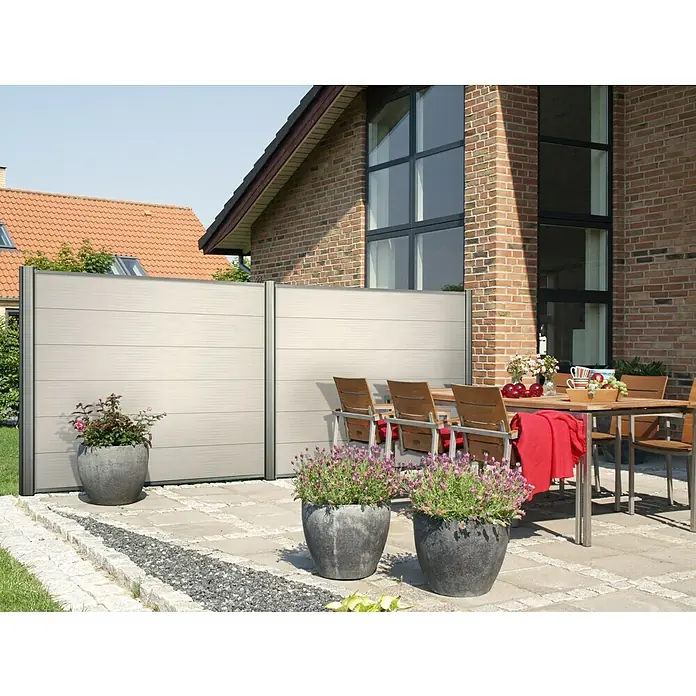 Sichtschutzelement Verona - 177,3 x 84 cm, Weiß, 3 -tlg. - Diese moderne Terrasse ist mit einer stilvollen WPC-Sichtschutzwand und passenden Pflanzgefäßen ausgestattet, die das Ambiente aufwerten.
