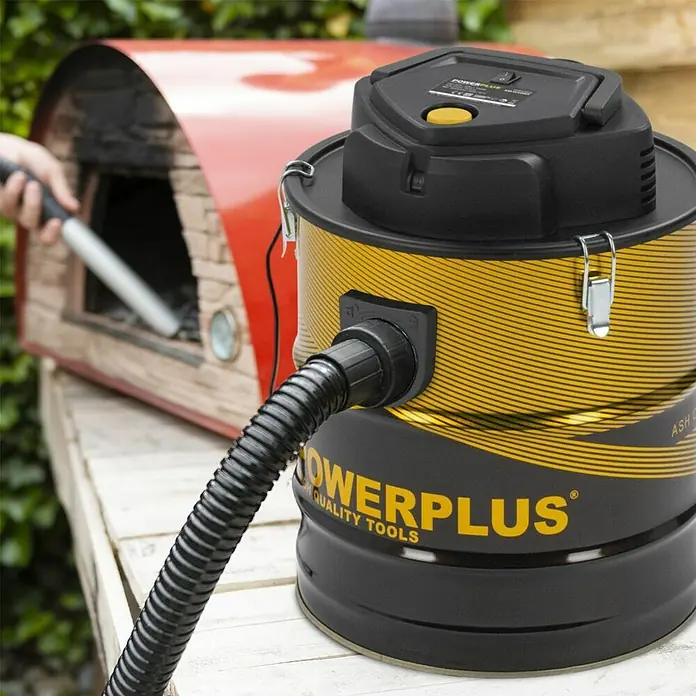 PowerPlus Aspirador de cenizas eléctrico POWX3018 - 1.600 W, Volumen de recipiente: 20 l, Sin bolsa - La imagen muestra un aspirador de cenizas amarillo y negro de Powerplus con una manguera negra y un botón amarillo en la tapa negra.