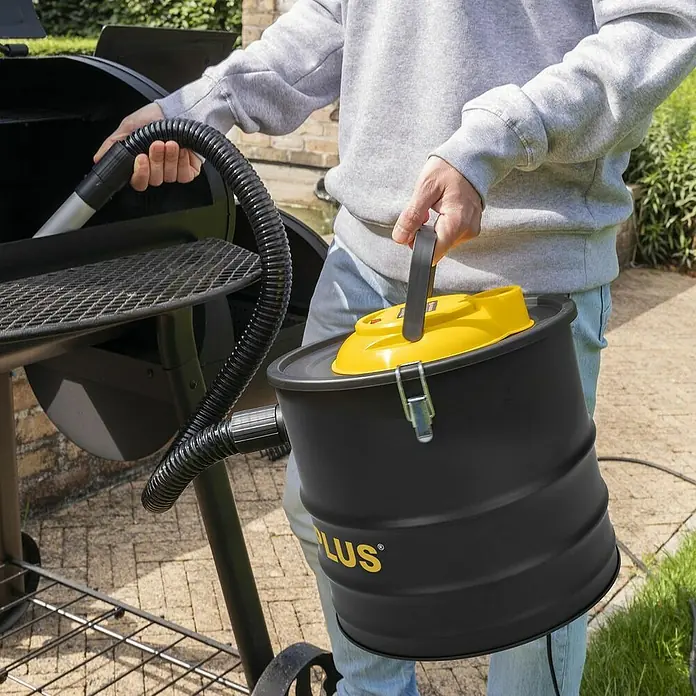 PowerPlus Aspirador de cenizas eléctrico POWX3013 - 1.600 W, Volumen de recipiente: 20 l, Sin bolsa - Limpieza de una parrilla con un aspirador de cenizas con tapa amarilla.