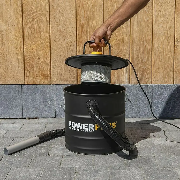 PowerPlus Aspirador de cenizas eléctrico POWX3013 - 1.600 W, Volumen de recipiente: 20 l, Sin bolsa - La aspiradora Powerplus, una herramienta de alta calidad, se muestra con su filtro retirado sobre un fondo de madera.