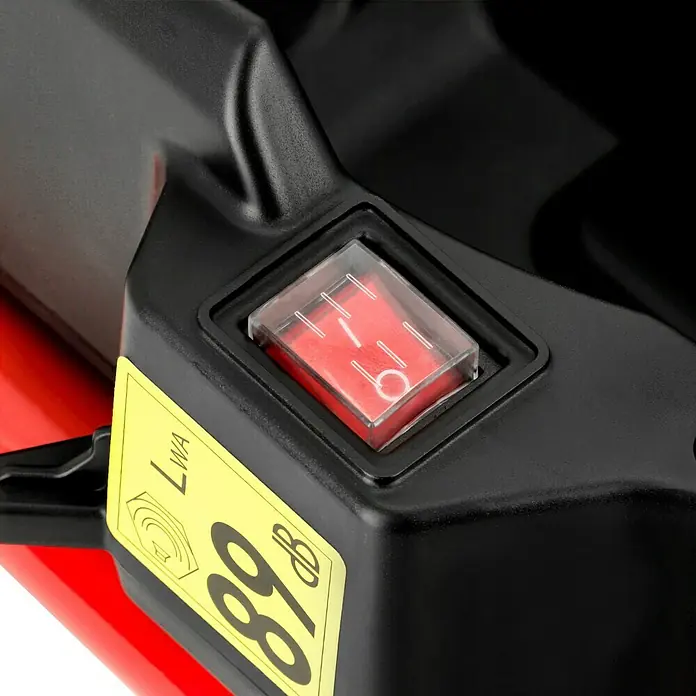 Herkules Kompressor Walltech Pro - Max. Druck: 8 bar, 2 l - Detailaufnahme eines Schalters an einem roten und schwarzen Gerät, möglicherweise ein Rasenmäher oder ein Gartengerät.
