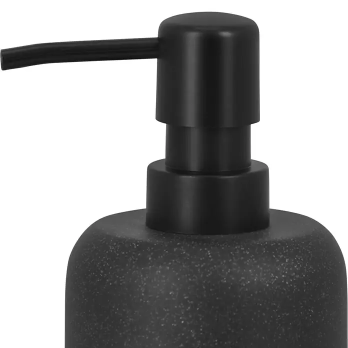 Camargue Seifenspender Stone - Polyresin, Schwarz - Detailaufnahme eines schwarzen Seifenspenders mit Sprenkelmuster und einem schwarzen Pumpkopf.