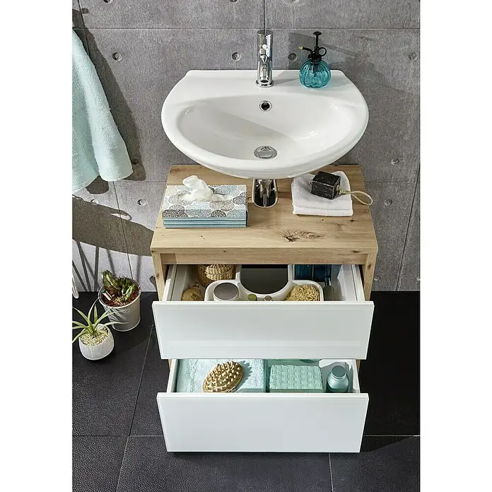 Riva Waschtischunterschrank Glass - 61 x 40 x 58 cm, Eiche Nachbildung, Weiß - Ansicht eines Badezimmerschranks mit Waschbecken und zwei Schubladen. Die Schubladen sind mit Badutensilien gefüllt, die sich gut ergänzen.