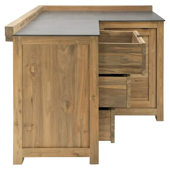Sunfun Zoe Outdoorküchen-Modul Eckschrank - Braun, B x T x H: 120 x 120 x 92 cm, Teakholz - Nahaufnahme eines Holzschranks mit Arbeitsfläche, der Schubladen teilweise geöffnet zeigt, um die Holzdetails und die Funktionalität zu präsentieren.