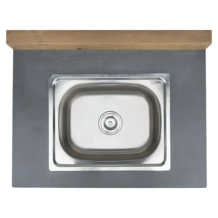 Sunfun Zoe Outdoorküchen-Modul Waschbecken - Braun, B x T x H: 80 x 63 x 96,7 cm, Teakholz - Edelstahlspüle mit dem Markennamen Nagoya, eingebettet in eine graue Arbeitsplatte mit einem Holzbalken.