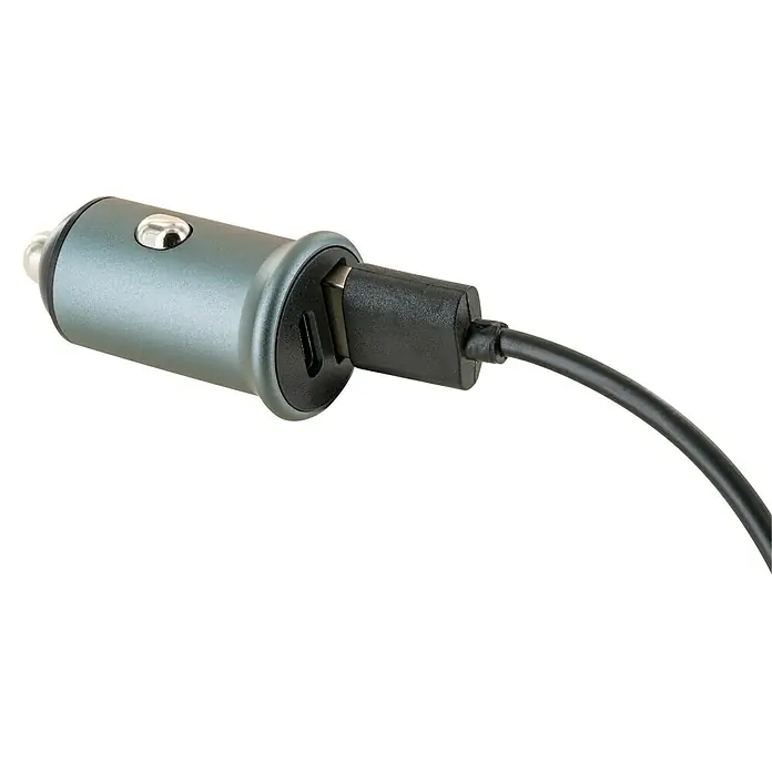 Schwaiger USB-Ladeadapter für Zigarettenanzünder - USB A-Stecker, USB C-Stecker - Ein Auto-USB-Ladegerät mit einem USB-Kabel, das an ein Gerät angeschlossen ist, präsentiert das Produkt in Nahaufnahme vor einem schwarzen Hintergrund.