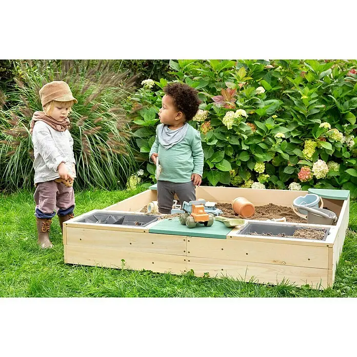 Muddy Buddy Sandkasten Beach Rebel - L x B x H: 135 x 125 x 20 cm, Holz, Salbeigrün/Natur - Zwei Kinder spielen in einem großen Holzsandkasten mit Spielzeug. Der Sandkasten verfügt über Ablagefächer.