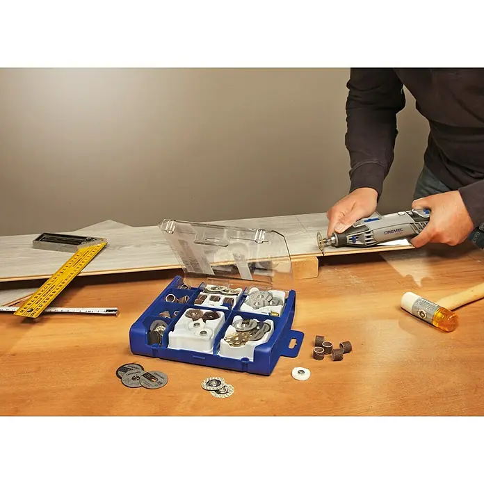 Dremel Multifunktionswerkzeug-Zubehör 725 - 70 -tlg. - Detaillierte Aufnahme eines Dremel-Rotationswerkzeugs im Einsatz mit Zubehör, ideal für Heimwerkerprojekte und präzise Handwerksarbeiten.