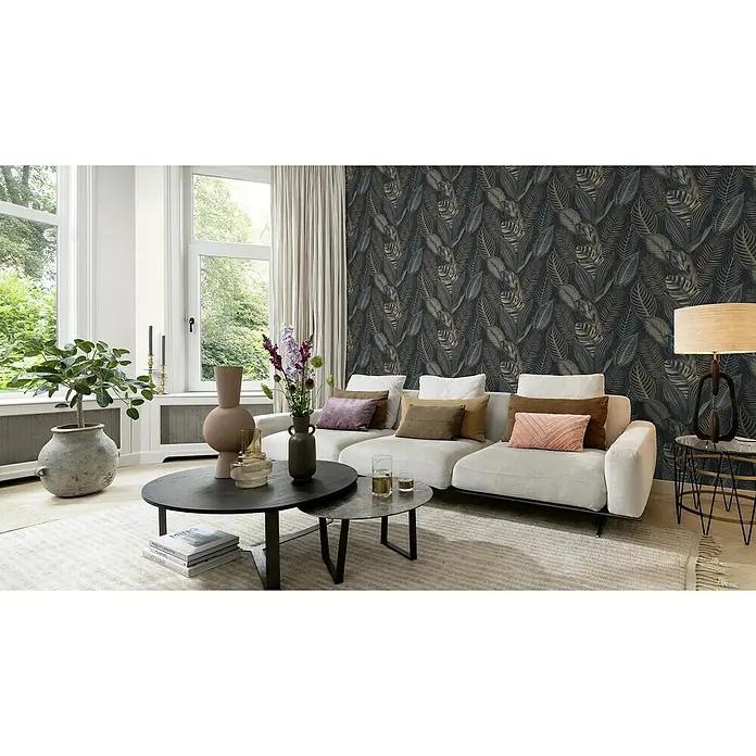 Rasch African Queen III Vliestapete Blatt - Blau- Gold, Floral, 10,1 x 0,53 m - Elegantes Wohnzimmer mit Sofa, Couchtisch, Lampe und floraler Tapete. Das Sofa lädt zum Verweilen ein und die Lampe sorgt für warmes Licht.