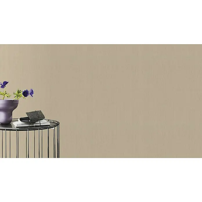 Rasch Indian Style Vliestapete - Beige, Uni, 10,1 x 0,53 m - Nahaufnahme einer stilvollen Tischdekoration mit Blumen in einer Vase und einer eleganten Handtasche.