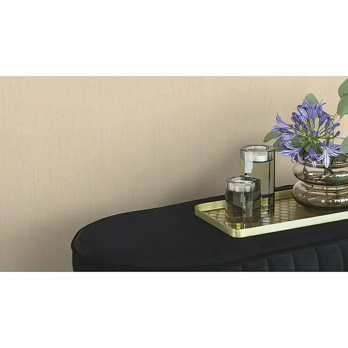 Rasch Indian Style Vliestapete - Beige, Uni, 10,1 x 0,53 m - Nahaufnahme einer dekorativen Anrichte mit stilvollen Glasvasen und einem eleganten Blumenarrangement in sanften Farbtönen.