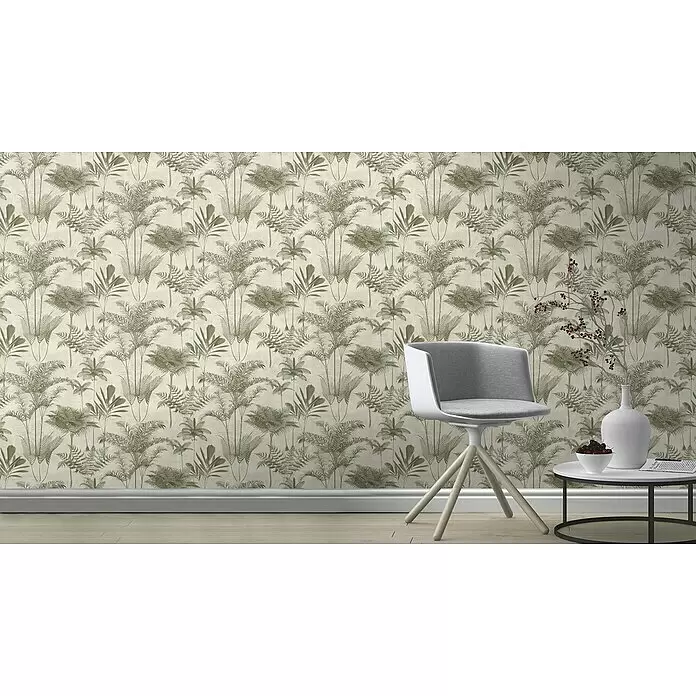 Rasch Lirico Fototapete Palme - Grün- Gold, Vlies - Grüne tropische Pflanzen-Tapete an einer Wand, mit modernem Stuhl und Beistelltisch im Vordergrund.