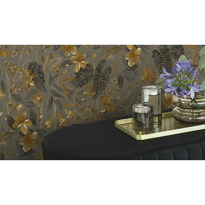 Rasch Curiosity Vliestapete Blume - Bronze, Floral, 10,1 x 0,53 m - Nahaufnahme eines dekorierten Tisches mit Blumen, Kerzen und einem goldenen Tablett vor einer kunstvollen Tapete.