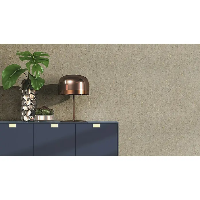 Rasch Curiosity Vliestapete Korkoptik - Kupfer, Holzoptik, 10,1 x 0,53 m - Moderne Einrichtung mit blauer Kommode, Lampe, Vase und Pflanze vor einer strukturierten Wand. Elegantes Interieur-Design für stilvolles Wohnen.