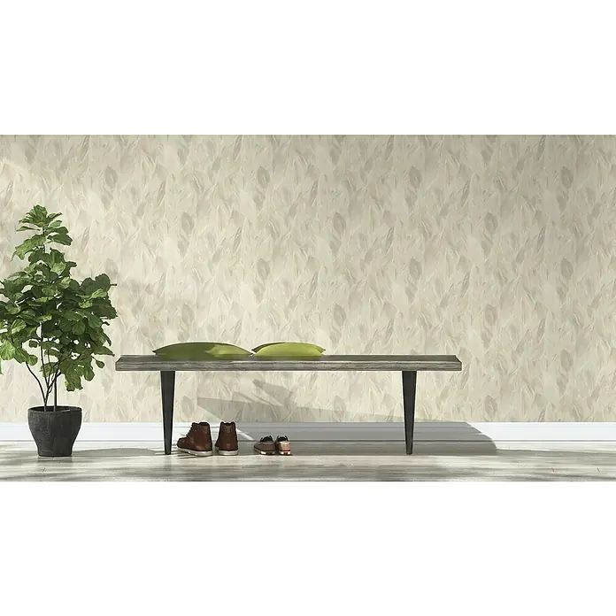 Rasch Curiosity Vliestapete Blatt - Beige, Floral, 10,05 x 0,53 m - Ein stilvolles Interieur mit einer modernen Bank, grünen Kissen, Schuhen und einer Zimmerpflanze vor einer Blattmuster-Tapete.