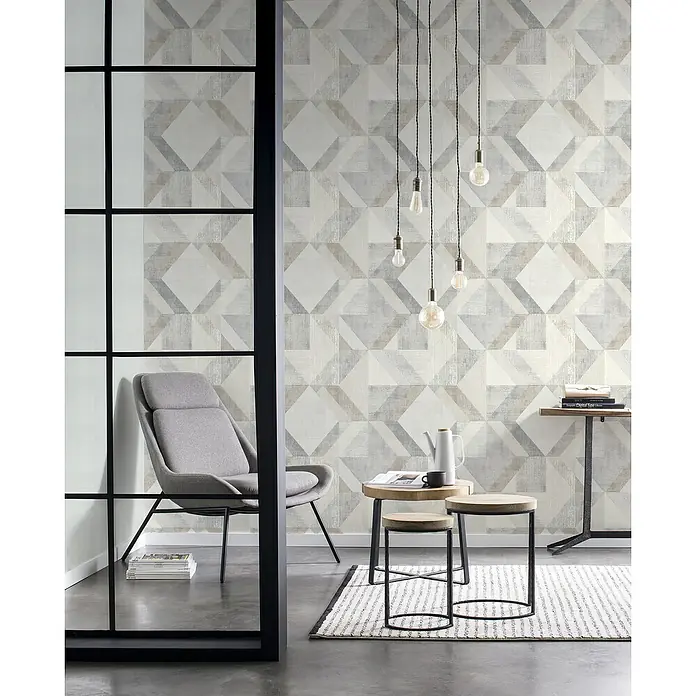 Rasch Color your life Vliestapete - Grau, Beige, Braun, Grafisch, 10,1 x 0,53 m - Modernes Wohnzimmer mit geometrischer Tapete, grauem Sessel und Beistelltischen. Die Pendelleuchten setzen stilvolle Akzente.