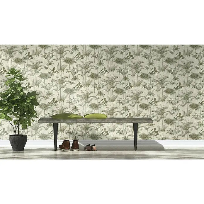 Rasch Lirico Fototapete Palme - Grün- Gold, Vlies - Das Interieur zeigt eine Wand mit botanischer Tapete, eine Bank mit Kissen, einen Topfbaum und Schuhe auf einem hellen Holzboden.